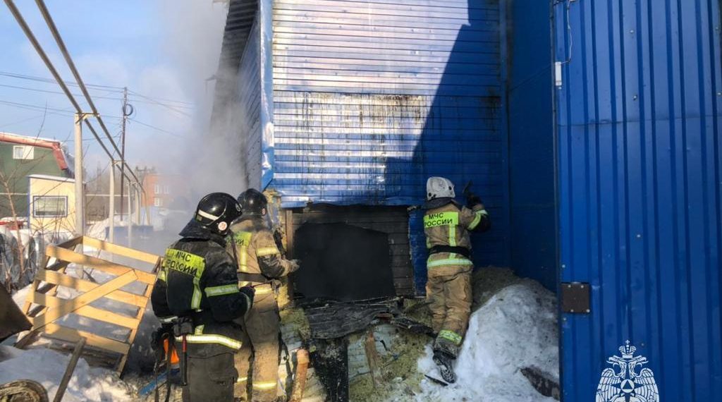 Склады загорелись на Бердском шоссе в Новосибирске