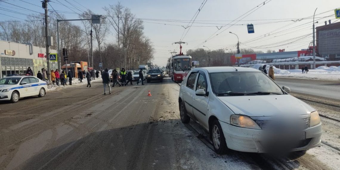 Девятилетний мальчик попал под колёса автомобиля в Новосибирске