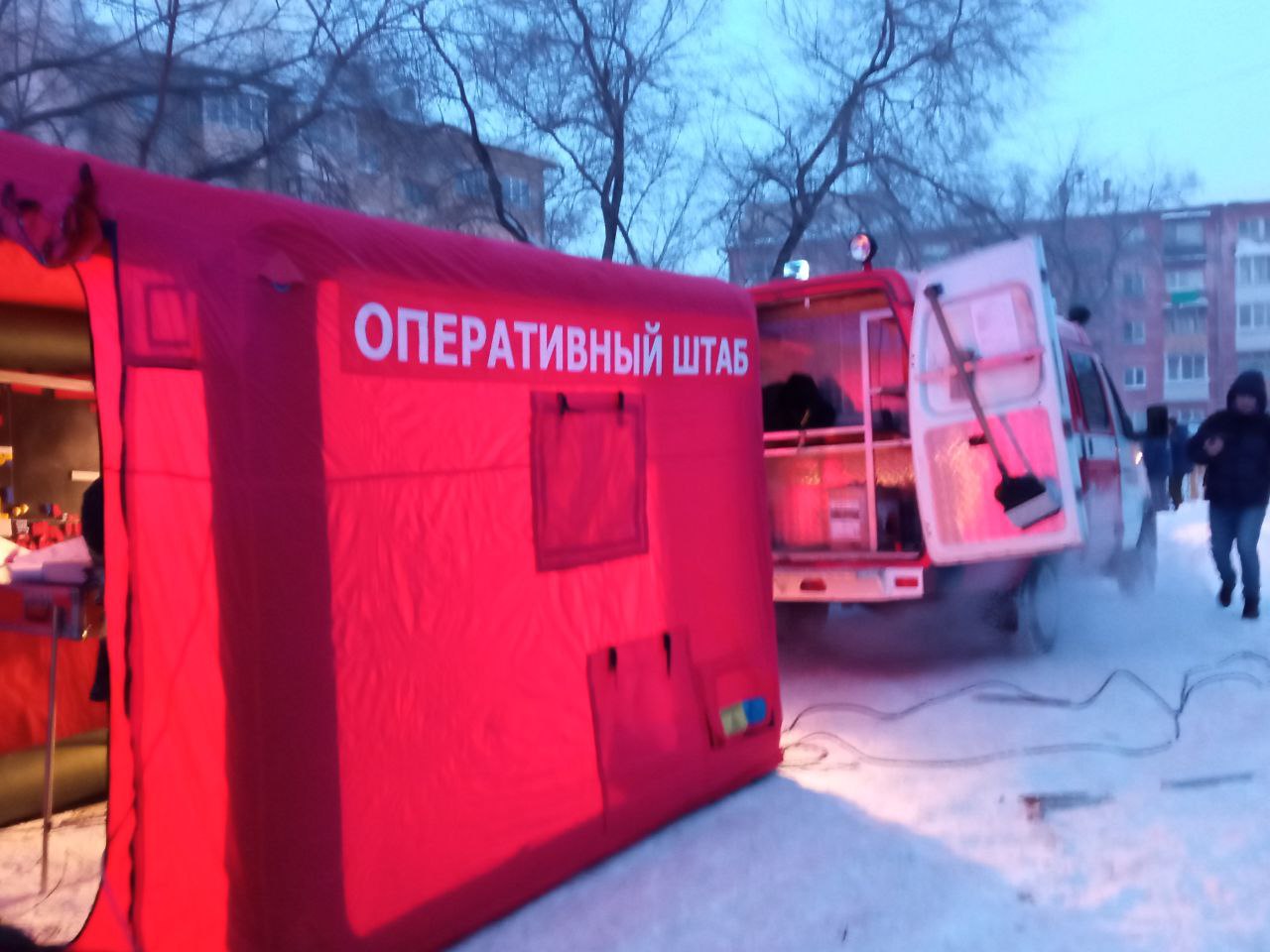 Спасатели работают на месте взрыва бытового газа в Новосибирске