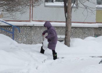 Почти 250 человек пострадали во время снегопадов на улицах Новосибирска