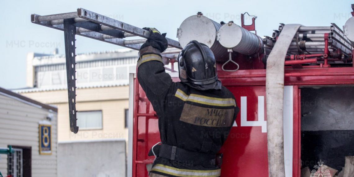 Из горящего цеха в Новосибирске эвакуировались 30 человек