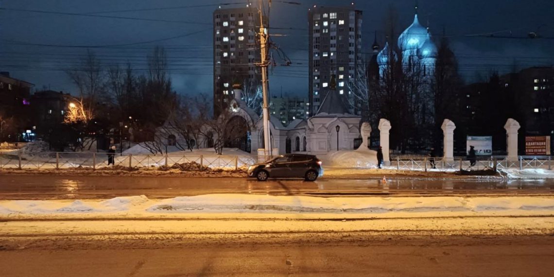 Девочка вышла из трамвая и попала под машину в Новосибирске