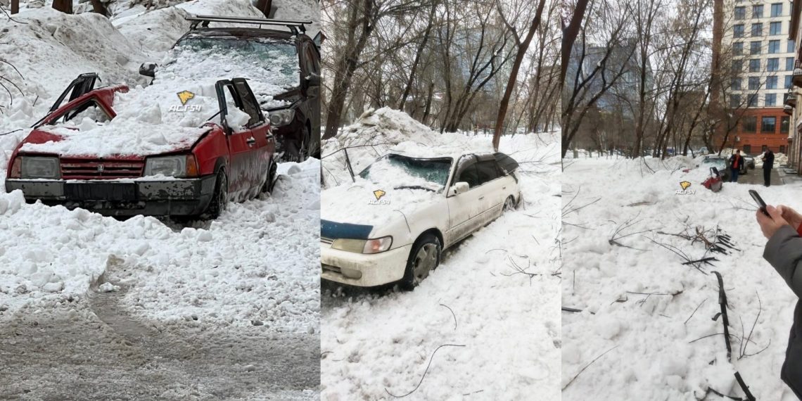 Снег с крыши «затоталил» машины в центре Новосибирска