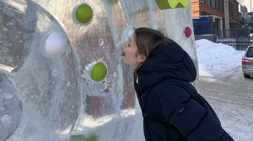 Новосибирцам дали попробовать гигантский леденец