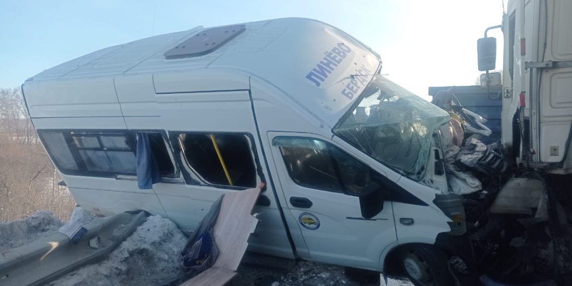 Полуприцеп толкнул пассажирскую «газель» под фуру на трассе в Новосибирской области