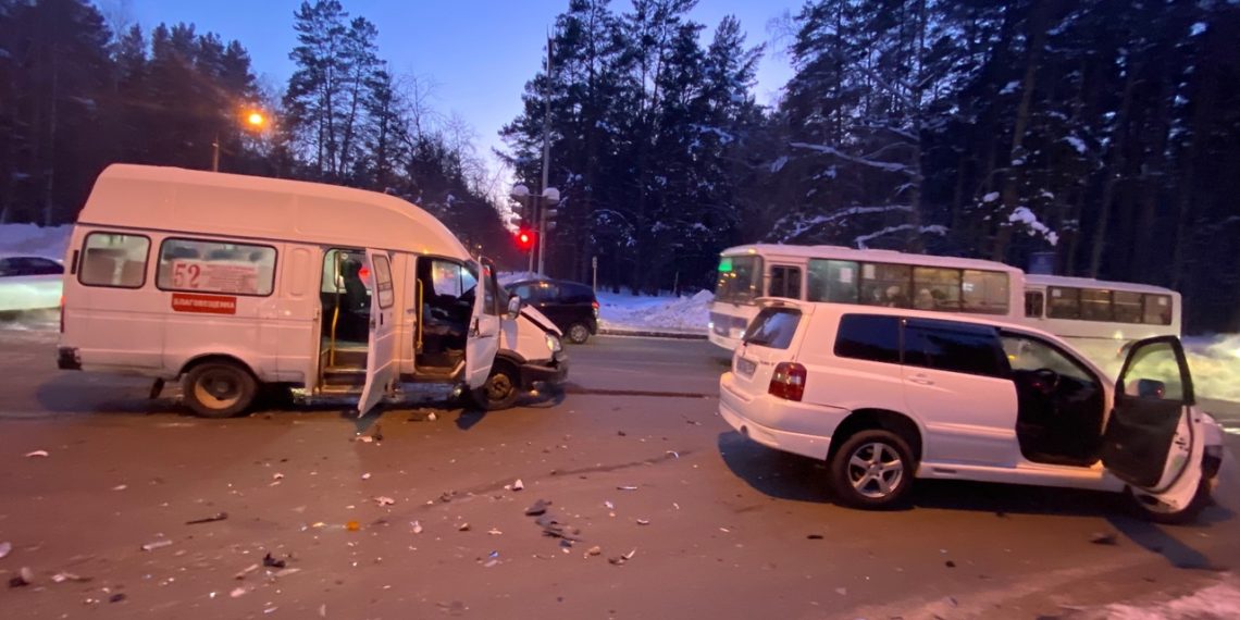 Маршрутку с пассажирами снесли в Академгородке