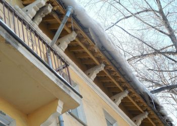 Глыба льда с пятого этажа рухнула на прохожую в Новосибирске