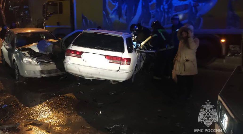 Мужчину зажало в погнутом авто в Новосибирске после ДТП