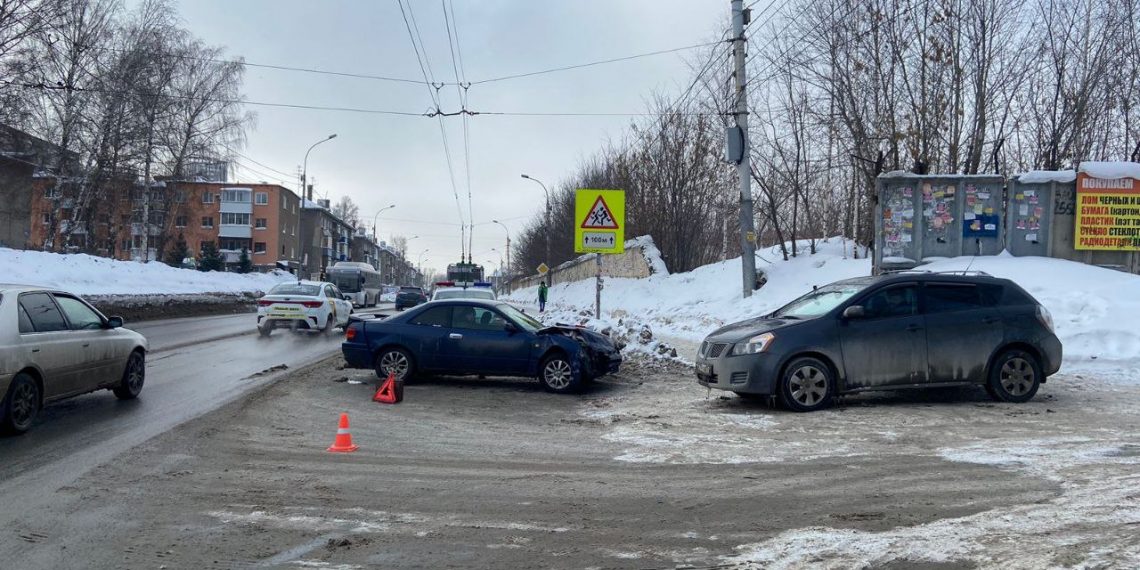 В Новосибирске при столкновении двух машин пострадал 16-летний пешеход