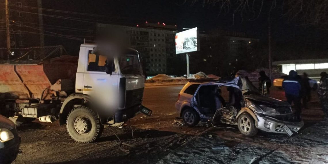 Водитель кроссовера попал в смертельное ДТП с грузовиком в Ленинском районе Новосибирска