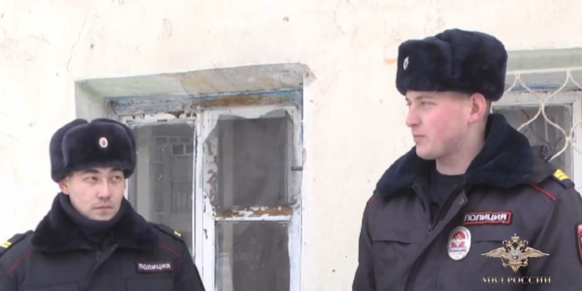 Новосибирские полицейские вызволили из горящего общежития бабушку с правнучкой и кошку