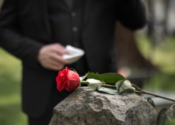 Как черные похоронные агенты Новосибирска «отливают себя в граните»