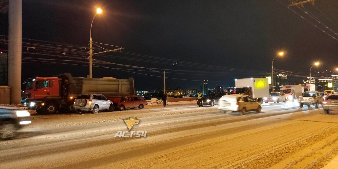 Три легковых автомобиля и грузовик столкнулись на Димитровском мосту Новосибирска
