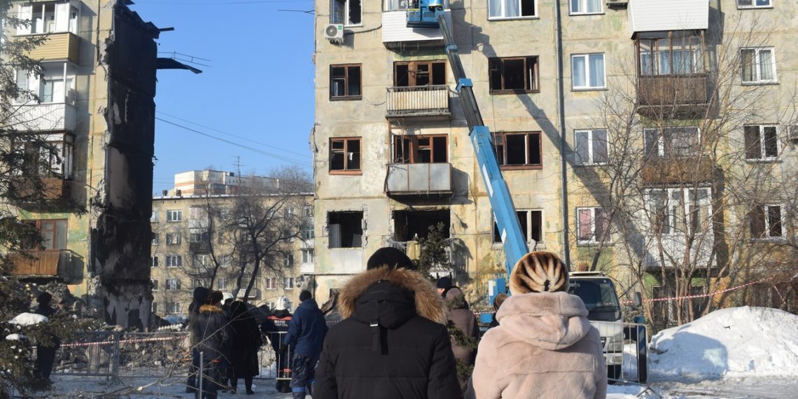 Спасатели помогают жителям взорвавшейся пятиэтажки забрать вещи из уцелевших квартир
