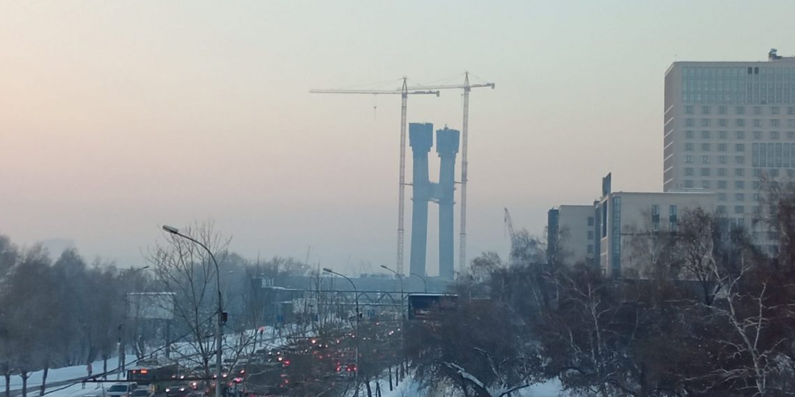 Новосибирцев призвали пересесть на общественный транспорт из-за черного неба