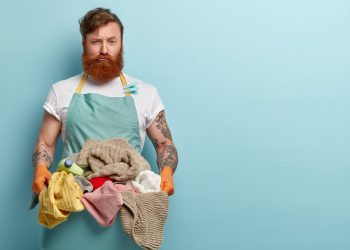 Меньше трети российских мужчин помогают женам с домашними делами