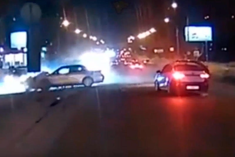 Выезд на встречку закончился двухсторонней пробкой в Октябрьском районе ...