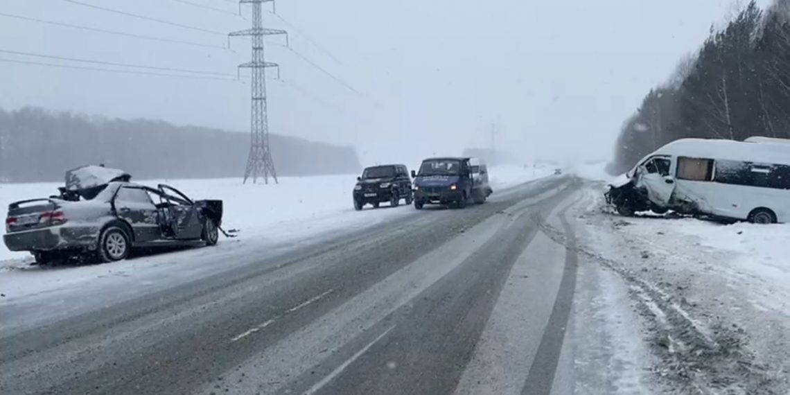 Иномарка протаранила микроавтобус под Новосибирском: один погиб, шестеро пострадали