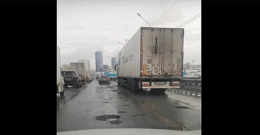 В Новосибирске жители критикуют состояние моста с «растаявшим вместе со снегом асфальтом»