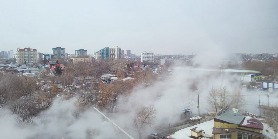 Проезжую часть улицы Доватора в Новосибирске залило кипятком