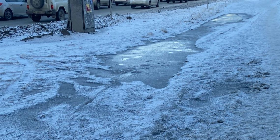 Весна превратила дороги Новосибирска в полосу препятствий