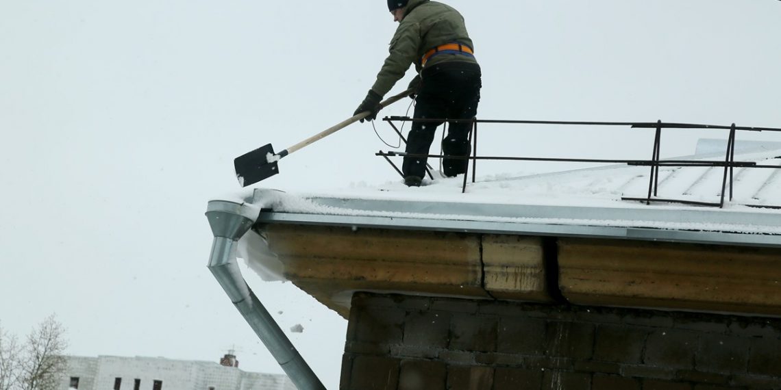Кровли домов в Новосибирске очищены от снега и наледи на 97%