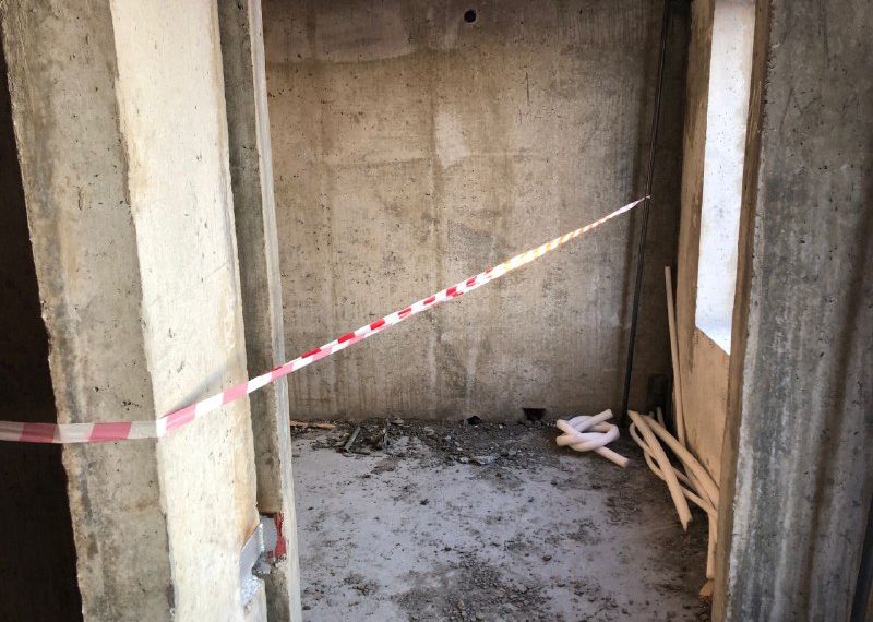 Рабочий погиб на стройке в Новосибирске — ему на голову упала труба