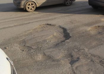 Житель Новосибирска отсудил у мэрии 240 тысяч за разбитую в яме машину