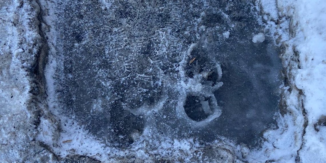 Новосибирцы стали на 10% чаще получать травмы из-за обледеневших тротуаров