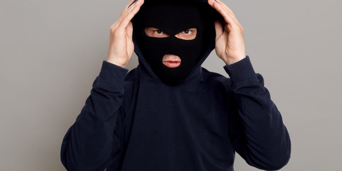 «Был в маске»: эксгибиционист нарушил покой жителей Шлюза