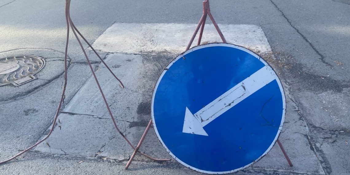 На трех улицах Новосибирска ограничили движение транспорта из-за коммунальных аварий