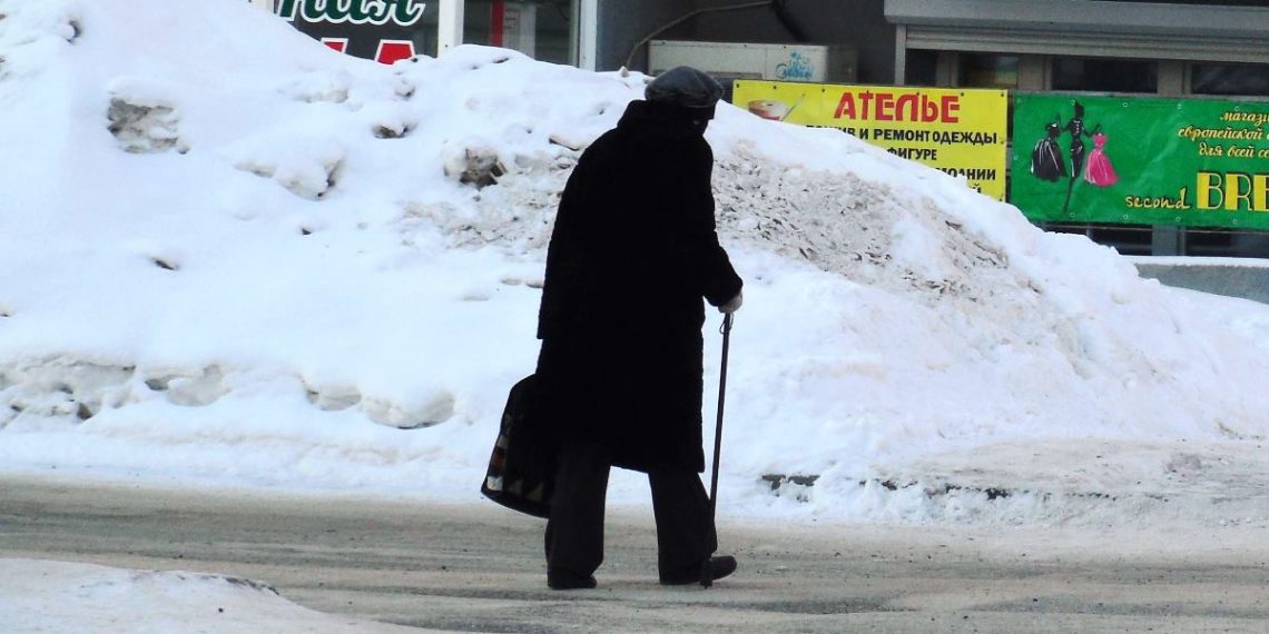 В Новосибирске мужчина напал на бабушку и отобрал у нее деньги