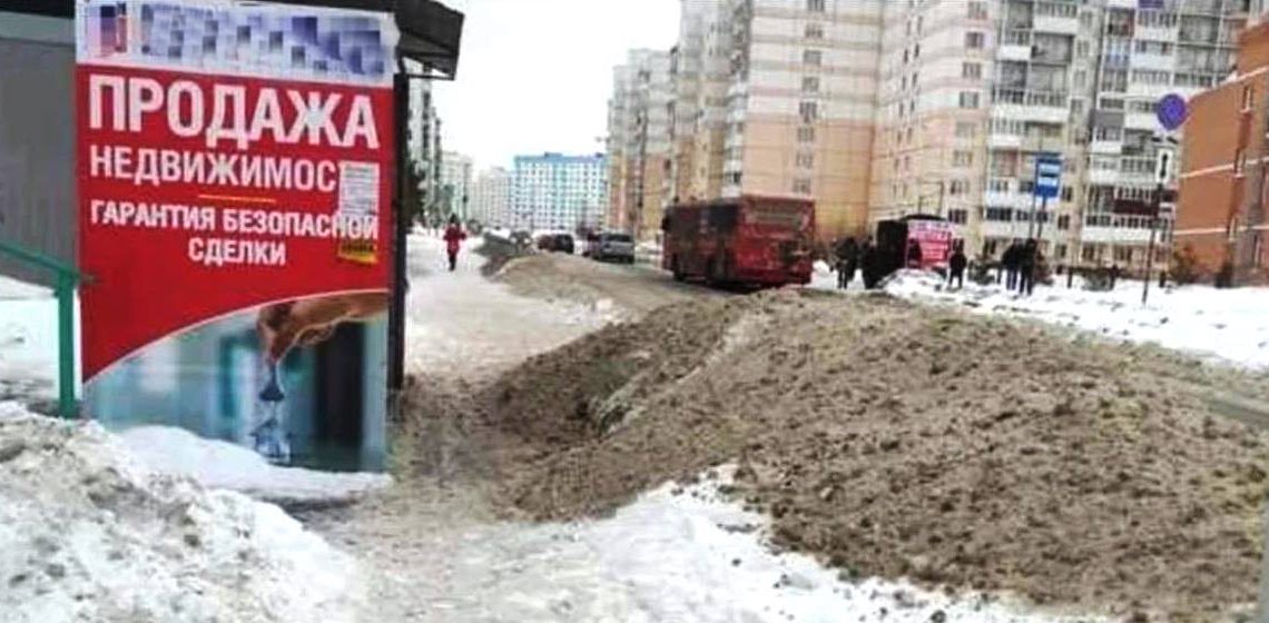 В Новосибирске очистили заваленную снегом остановку после вмешательства прокуратуры