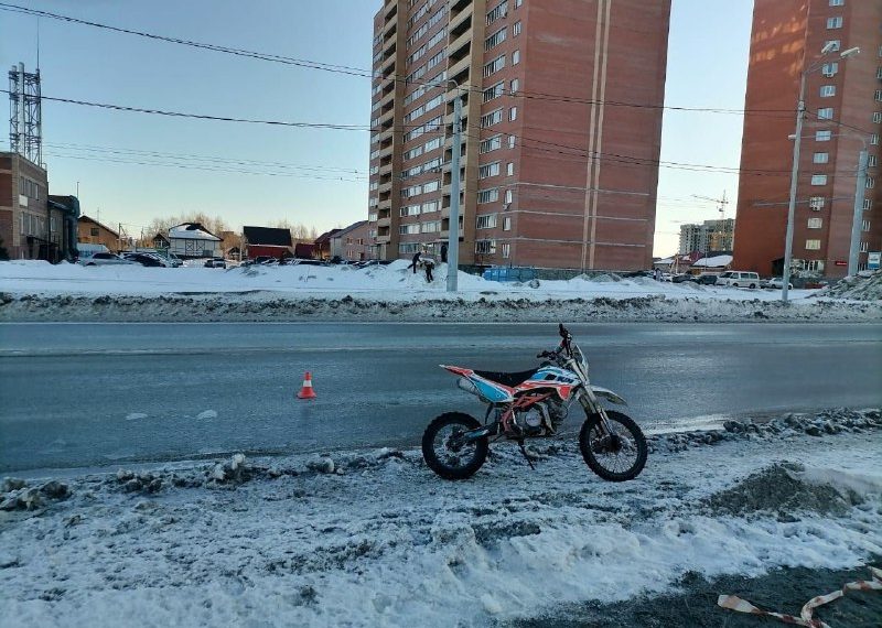 Подросток в Новосибирске решил прокатиться на питбайке и попал в больницу