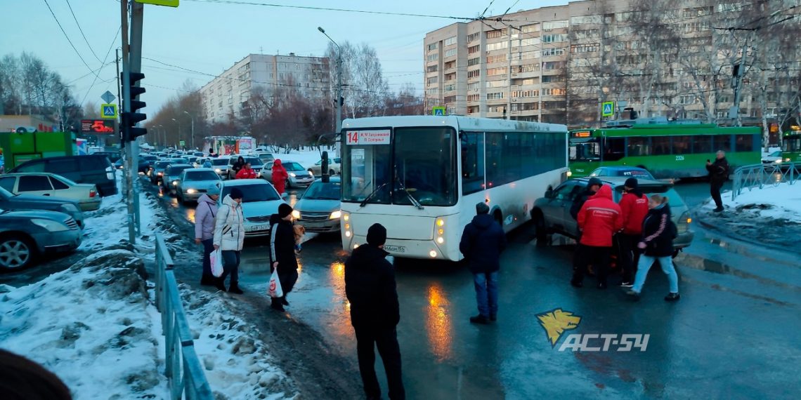 Пассажирский автобус попал в ДТП в Новосибирске