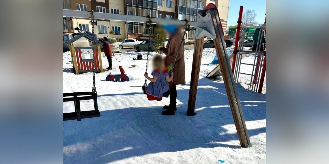 Сибирячка вывела дочь в одном платье «загорать» на снегу