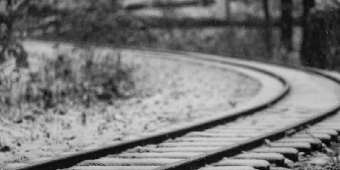 Нес на плечах в лютый мороз: сержант спас замерзающего возле железной дороги новосибирца