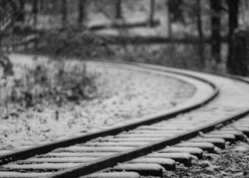 Нес на плечах в лютый мороз: сержант спас замерзающего возле железной дороги новосибирца