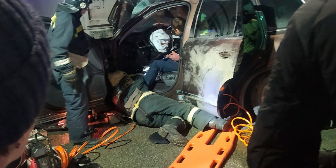 Мужчину и двоих детей госпитализировали после аварии с фурой в Новосибирске