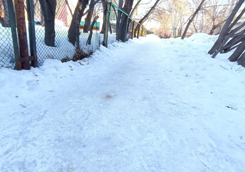 Перелом двух рук получила жительница Новосибирска после падения на обледеневшей дорожке