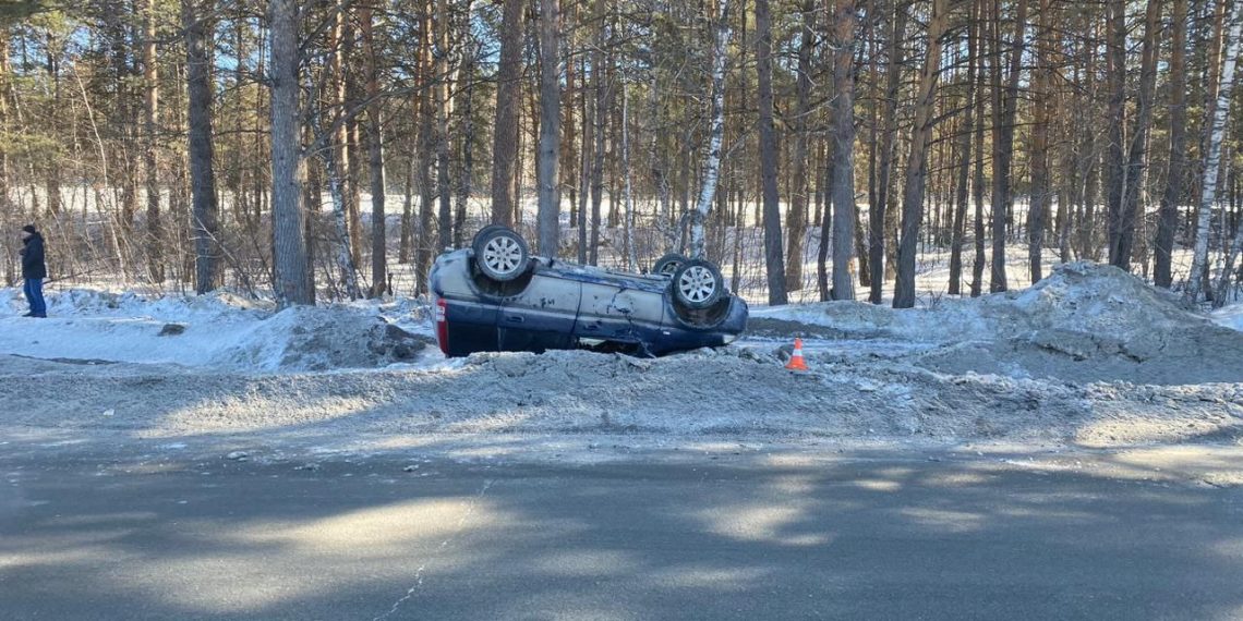 Иномарка перевернулась на крышу в Академгородке: пострадали женщина и ребенок