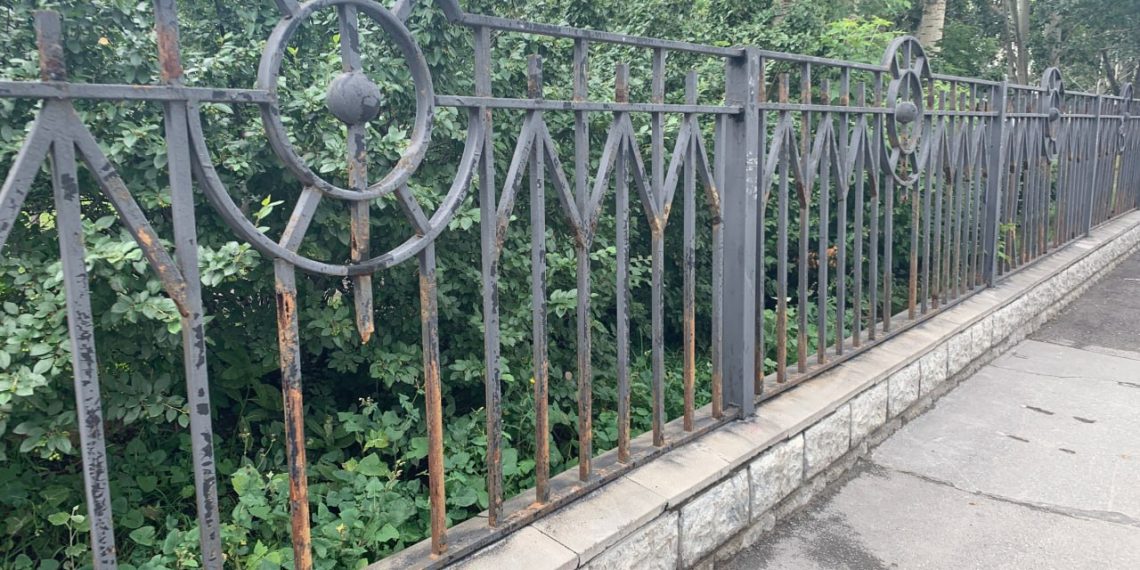 Металлические ограждения заменят на живую изгородь в Нарымском сквере