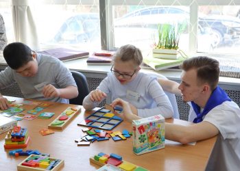 Особенным детям — особый подход: в Новосибирске прошла творческая акция в поддержку детей с синдромом Дауна