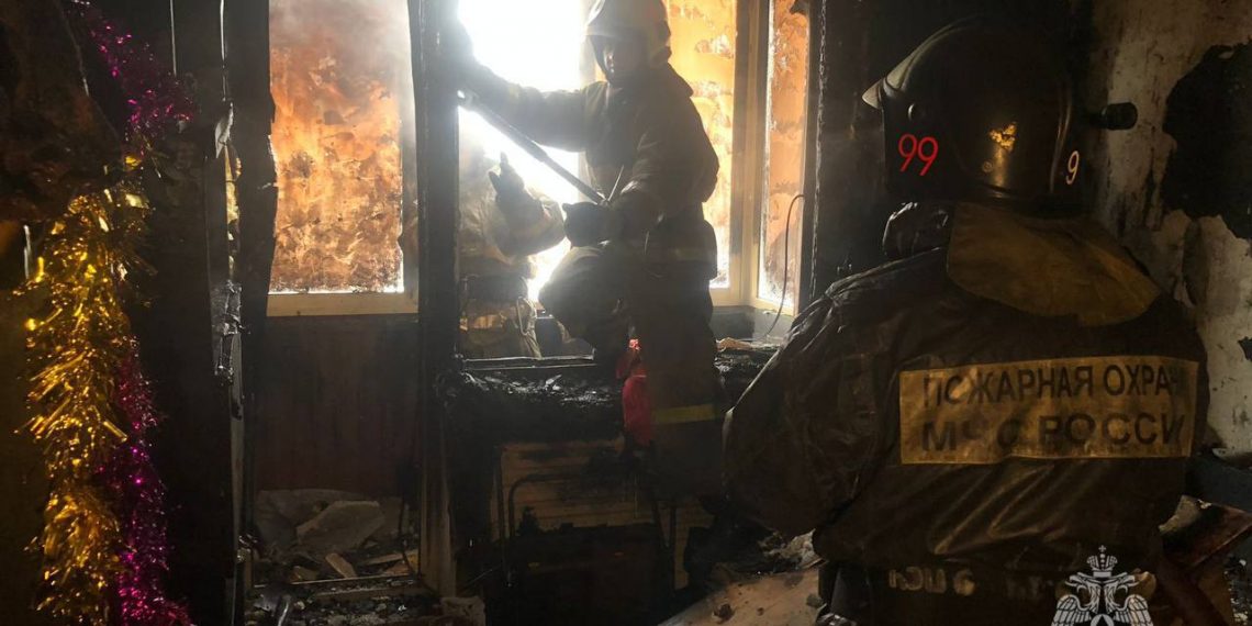 Спасатели вытащили из огненной ловушки двух новосибирцев