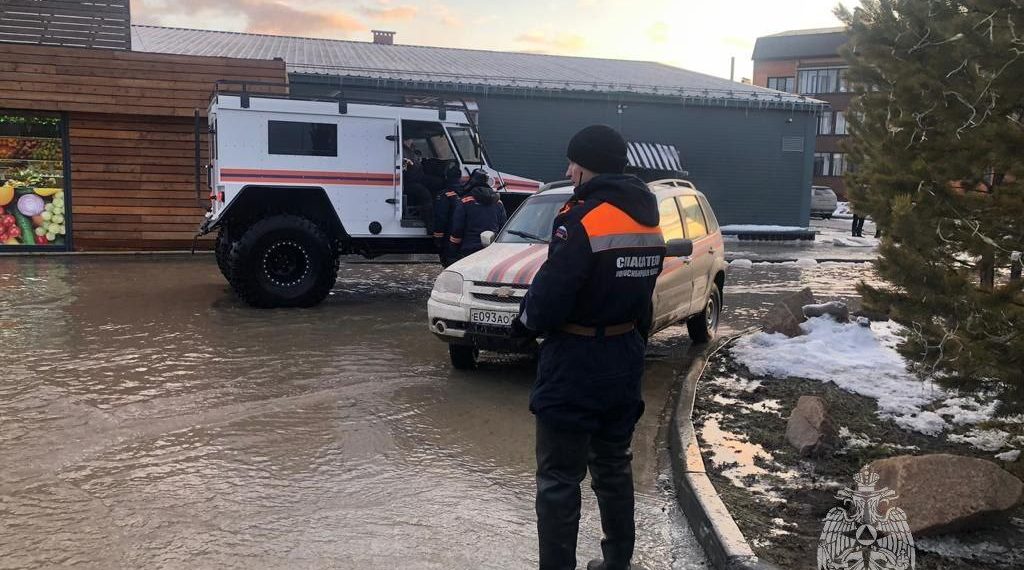 Спасатели откачивают воду с «утонувшего» поселка Озерное
