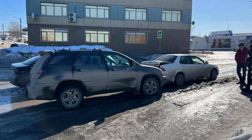 В Новосибирске из-за столкновения двух иномарок пострадала 39-летняя женщина