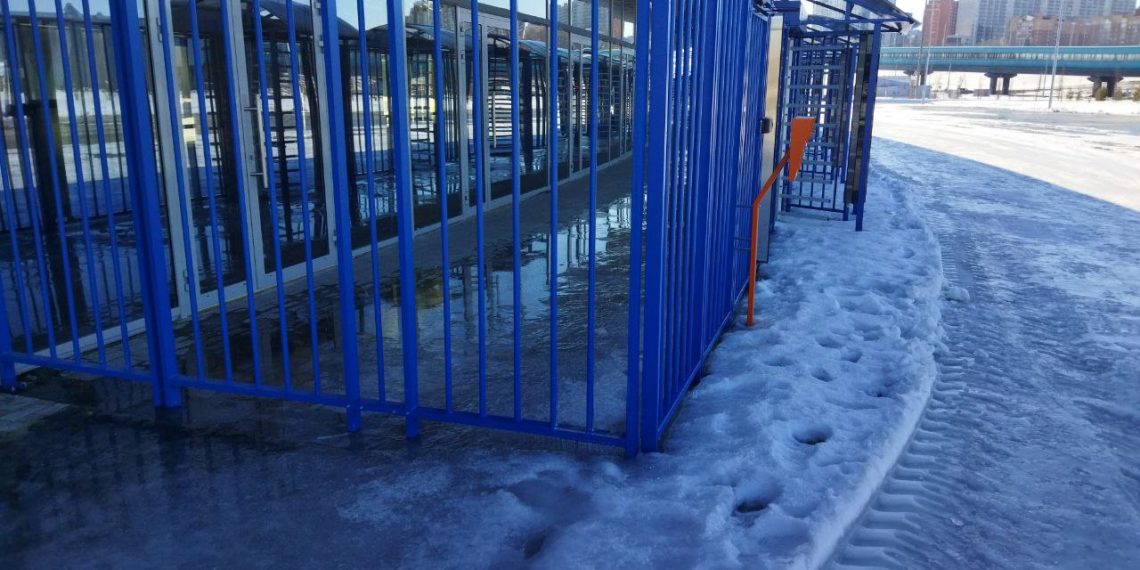 Входную зону нового ЛДС подтопило талой водой