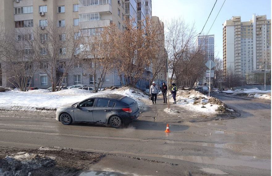 В Новосибирске водитель сбил 53-летнюю женщину на пешеходном переходе