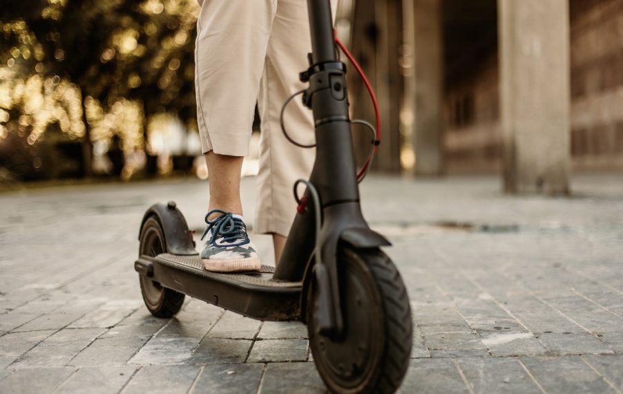 В России с 1 марта ввели правила дорожного движения для элекетросамокатов и моноколес