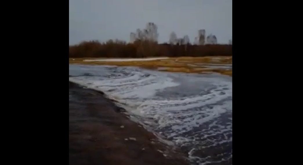 В Тогучинском районе Новосибирской области талые воды смыли дорогу